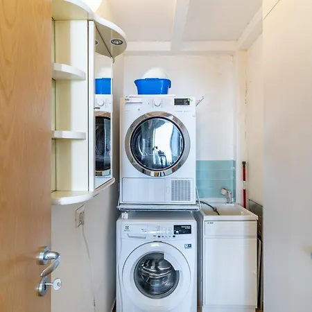 Guesthost - Lovely Flat In Front Of The Apartment *