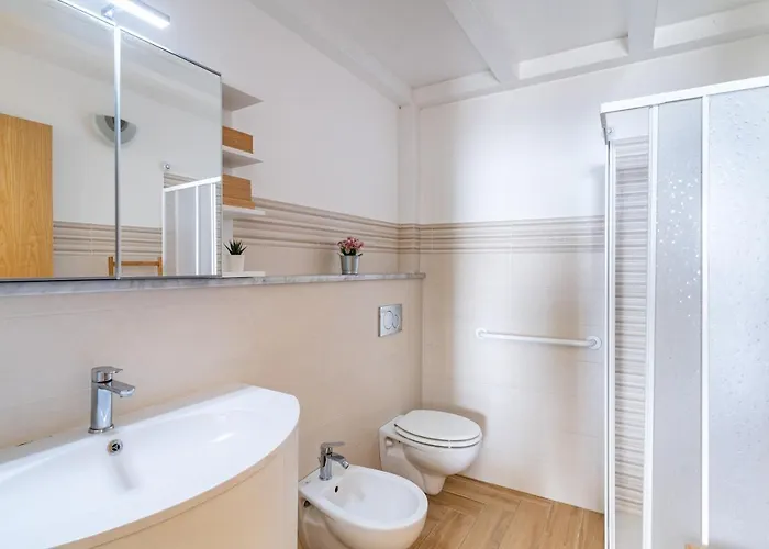 Guesthost - Lovely Flat In Front Of The