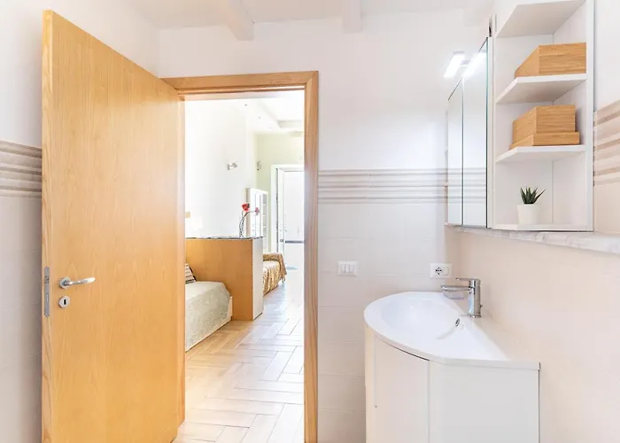 Guesthost - Lovely Flat In Front Of The Apartment