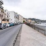 Guesthost - Lovely Flat In Front Of The