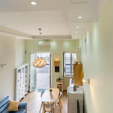 Guesthost - Lovely Flat In Front Of The Apartment