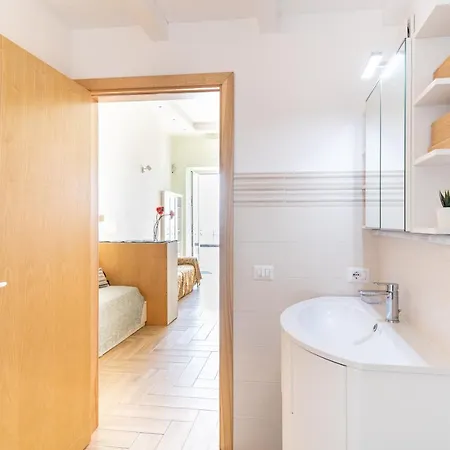 Guesthost - Lovely Flat In Front Of The Apartment