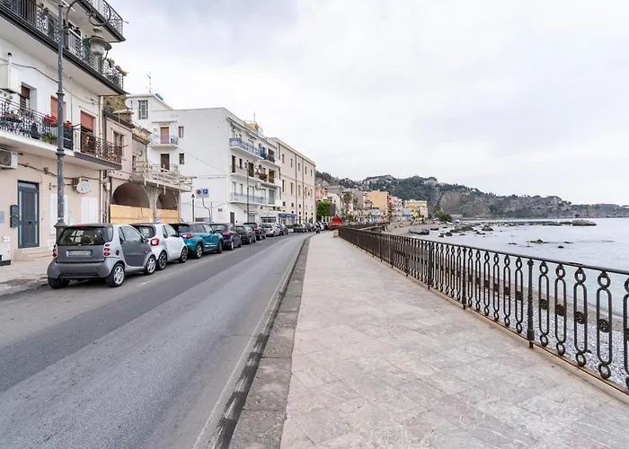 Guesthost - Lovely Flat In Front Of The